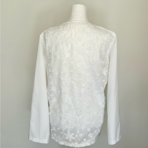 Pretty white blouse with floral overlay & adjustable length sleeves. Sz medium - Picture 6 of 9
